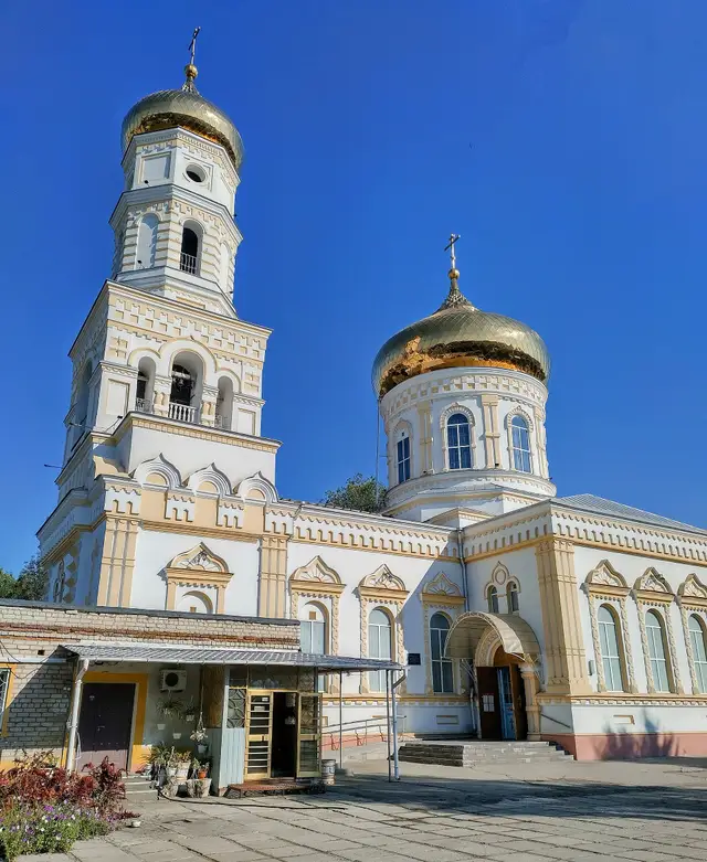 Фасад і дзвіниця собору Спасо-Нерукотворного Образу в Павлограді