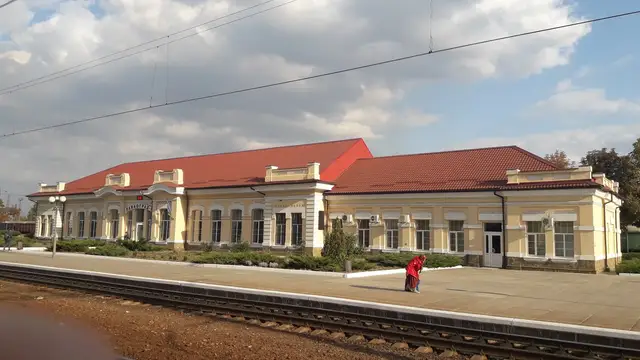 Фасад вокзалу станції Павлоград-I з боку привокзальної площі