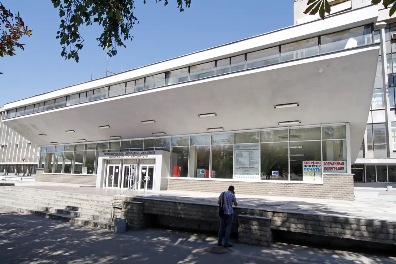 Літня вхідна група корпусу ПДАБА на вулиці Архітектора Олега Петрова, 24а
