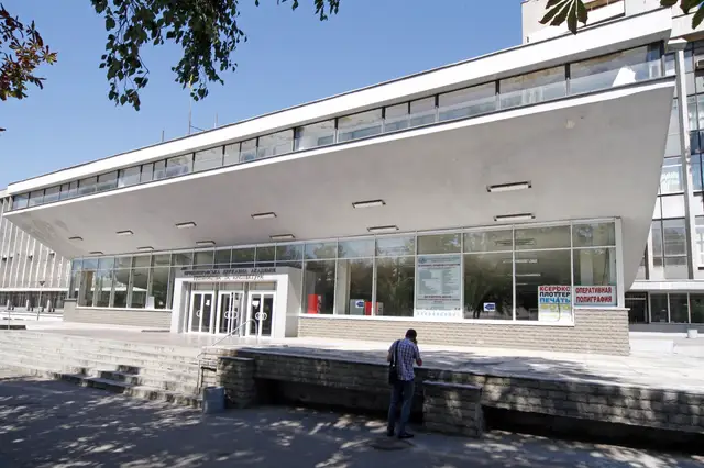 Літня вхідна група корпусу ПДАБА на вулиці Архітектора Олега Петрова, 24а