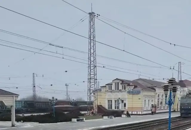 Фасад вокзалу станції П’ятихатки з боку привокзальної площі