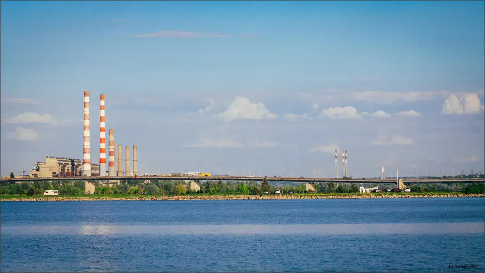 Південний міст через Дніпро та промислова панорама за ним у кадрі 2017 року