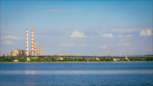 Південний міст через Дніпро та промислова панорама за ним у кадрі 2017 року