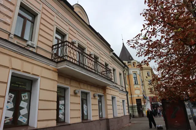 Старий корпус і вежа міського головпоштамту вздовж проспекту Яворницького