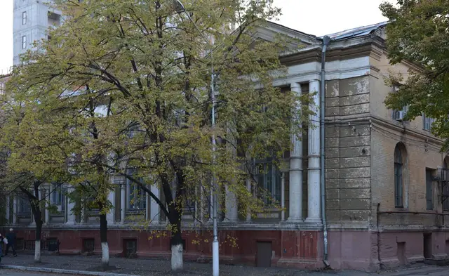 Широкий фасад Аудиторії народних читань на Половицькій вулиці у 2013 році