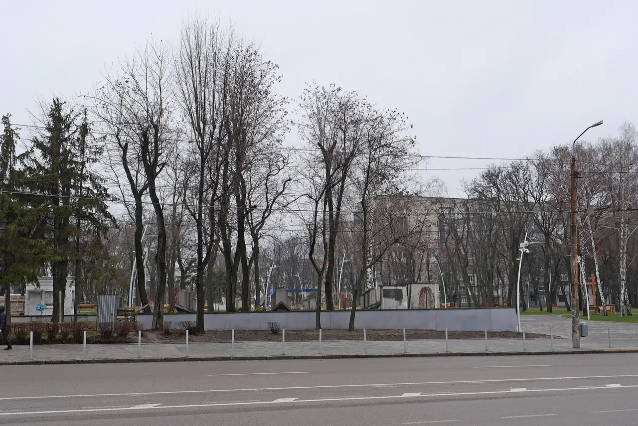 Меморіал «Мацева» у парку Писаржевського з боку проспекту Богдана Хмельницького у 2021 році
