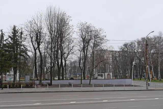 Меморіал «Мацева» у парку Писаржевського з боку проспекту Богдана Хмельницького у 2021 році