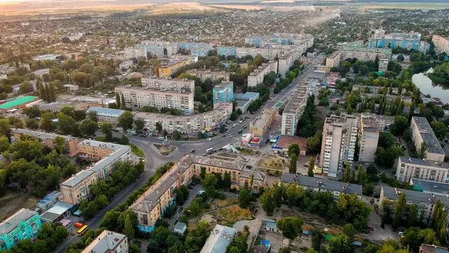 Літня панорама Самара з висоти над житловими кварталами та річкою