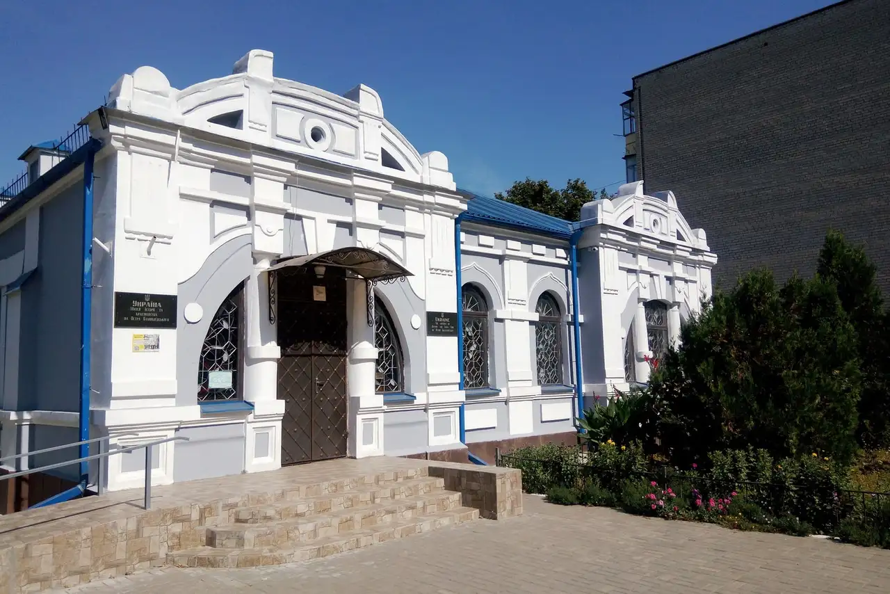 Білий фасад історико-краєзнавчого музею імені Петра Калнишевського у Самарі