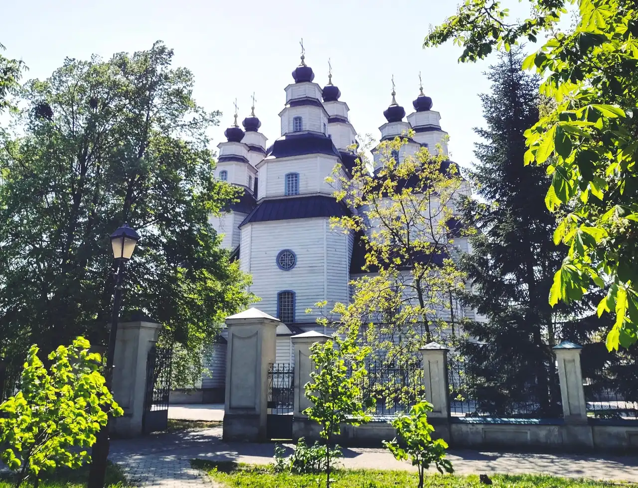 Дерев’яний Свято-Троїцький собор у Самарі серед зелені скверу