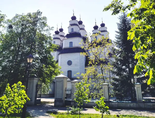 Дерев’яний Свято-Троїцький собор у Самарі серед зелені скверу
