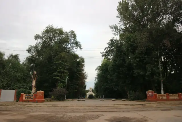 Вхідна алея та меморіал серед дерев Севастопольського парку