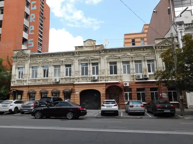 Двоповерховий фасад будинку на вулиці Шевченка, 30 із датою 1894 над центральною аркою