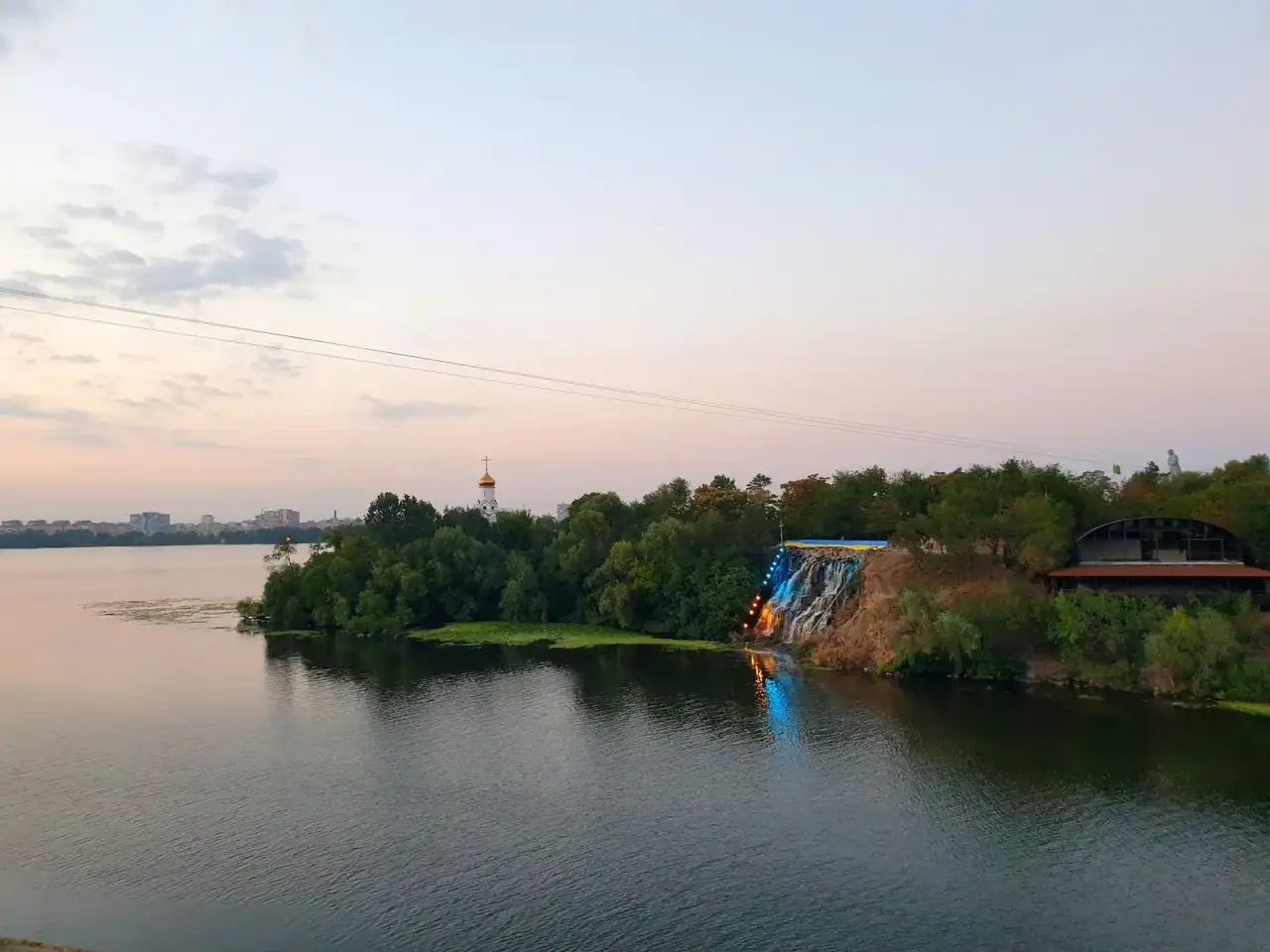 Дніпро та зелений схил парку Шевченка біля Монастирського острова