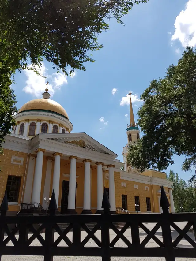 Літній вид Спасо-Преображенського собору серед зелених дерев на Соборній площі Дніпра