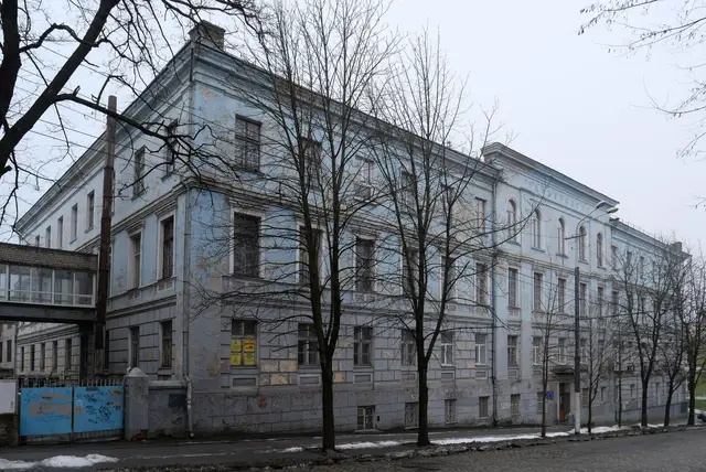 Східний фасад колишньої духовної семінарії на проспекті Дмитра Яворницького