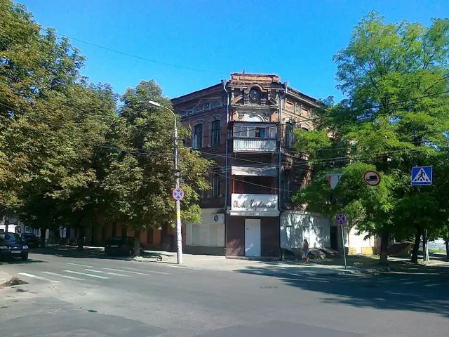 Кутова історична забудова на Комсомольській вулиці, нині Старокозацькій, у 2010 році