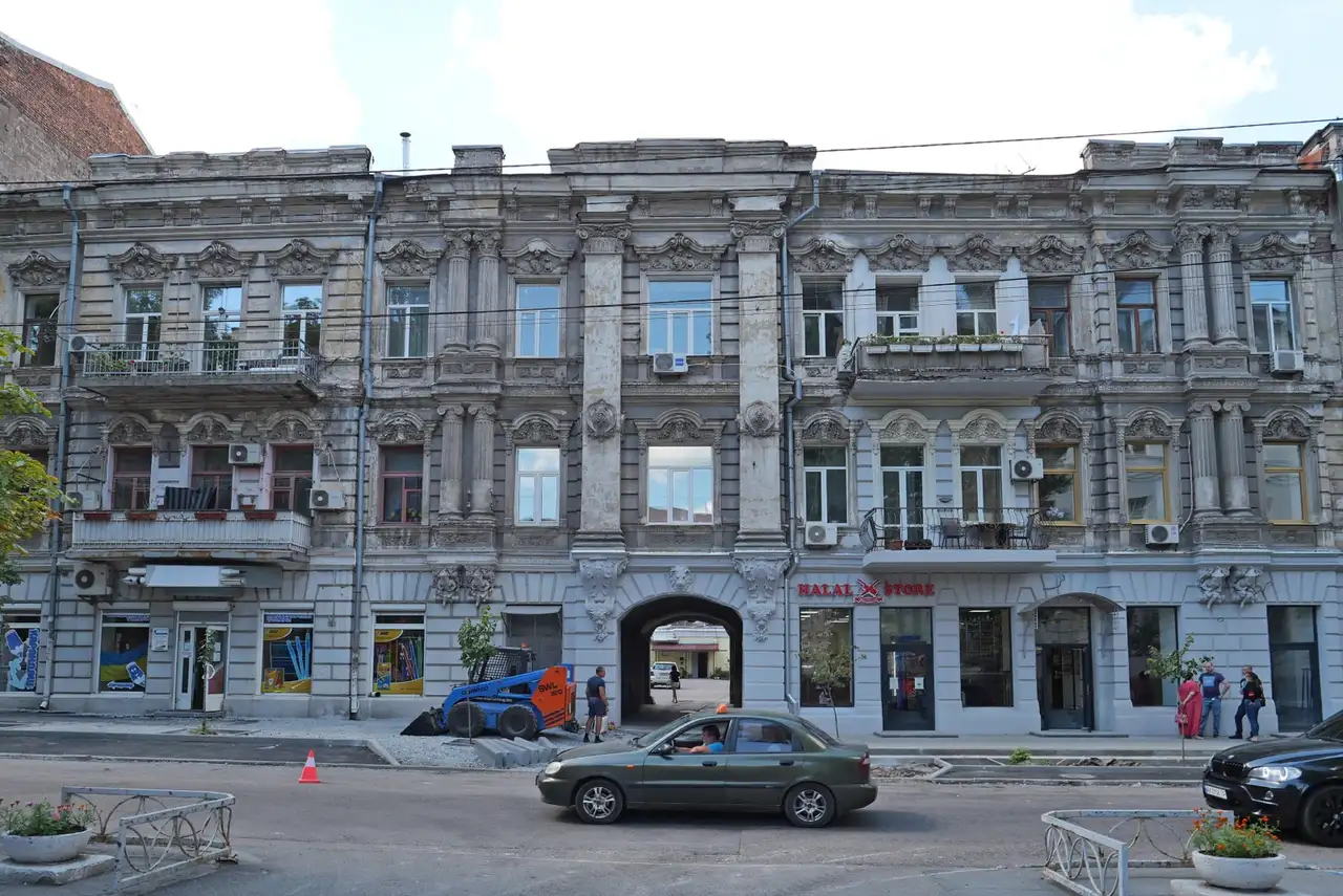 Протяжний триповерховий фасад прибуткового будинку Штейна на вулиці Олеся Гончара