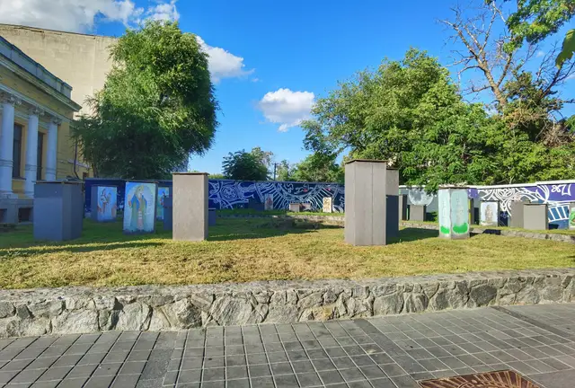 Захисні конструкції навколо кам’яних стел у дворі історичного музею Дніпра в липні 2026 року
