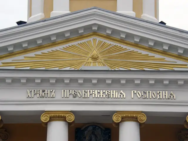 Білий класицистичний фасад Спасо-Преображенського собору з колонадою і золоченим куполом