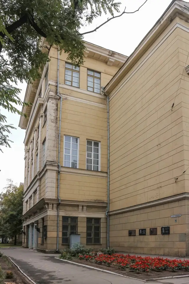 Зелений корпус УДХТУ на проспекті Науки, 8 з квітником і пам’ятними дошками