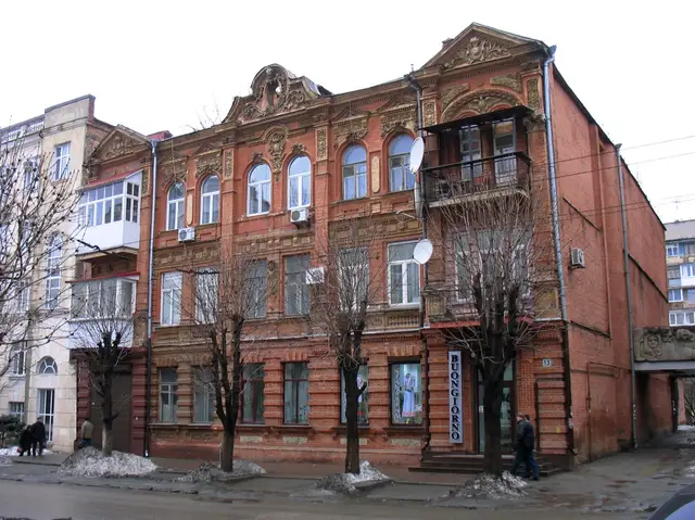 Цегляний фасад прибуткового будинку на Вернадського, 13 у березні 2006 року
