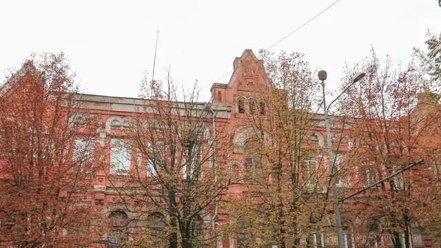 Осінній верхній фасад історичного будинку на проспекті Дмитра Яворницького, 40 за адресою TWINS