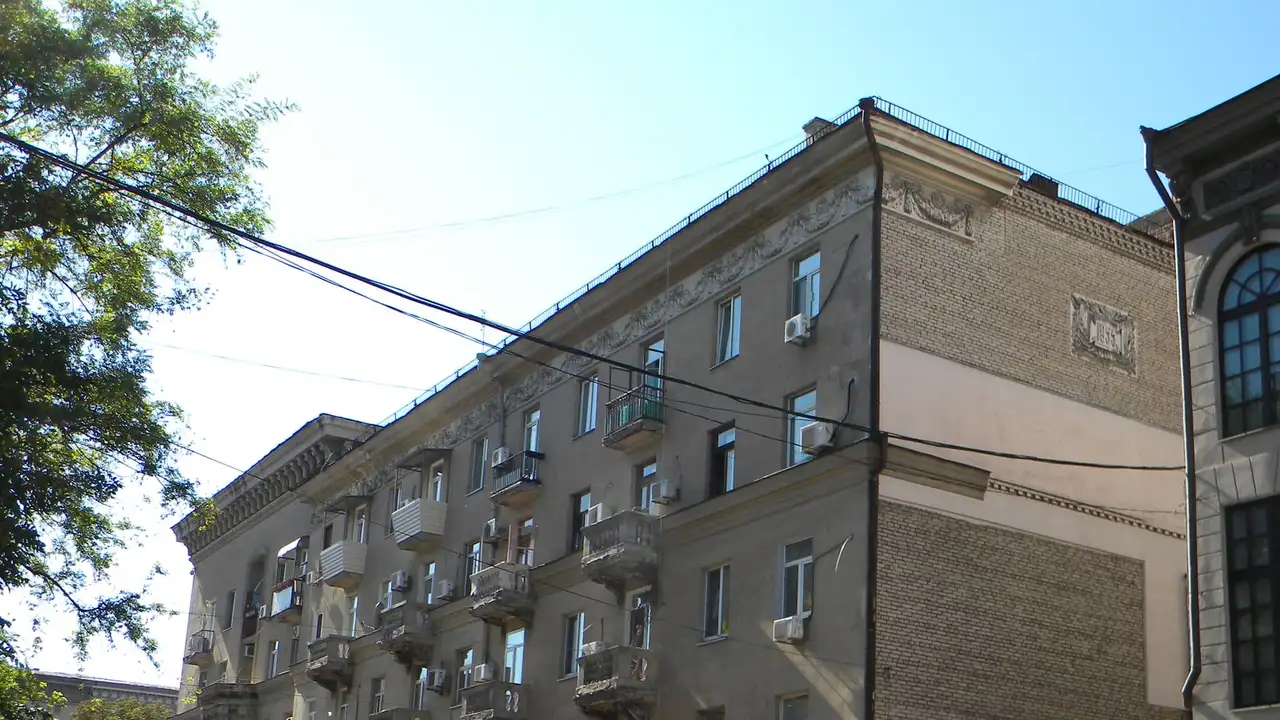 Сонячний верхній фасад будинку з магазинами на Яворницького, 46 за адресою кав’ярні