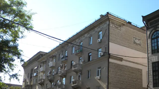 Сонячний верхній фасад будинку з магазинами на Яворницького, 46 за адресою кав’ярні
