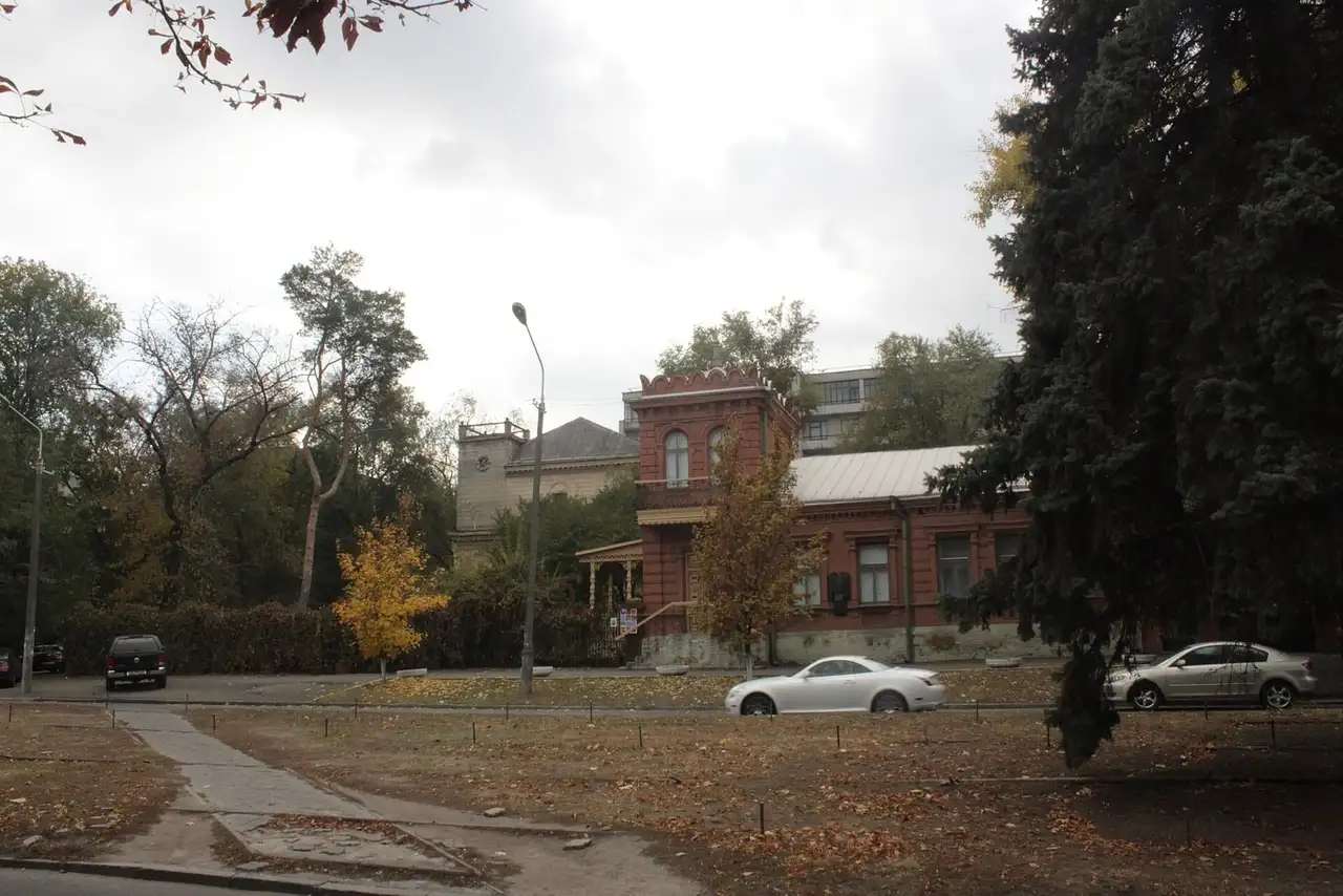 Меморіальний будинок-музей Дмитра Яворницького серед осінніх дерев