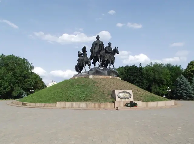 Бронзова композиція трьох вершників на пагорбі в Парку Слави Жовтих Вод